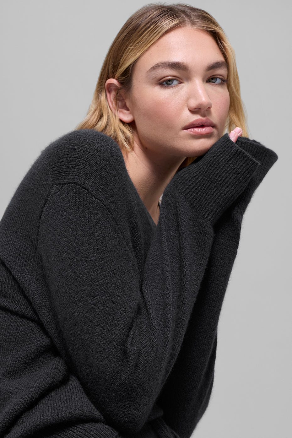 Alo Yoga Wool Cashmere New Class Oversized V-Neck Sweater - Black - imagen 4