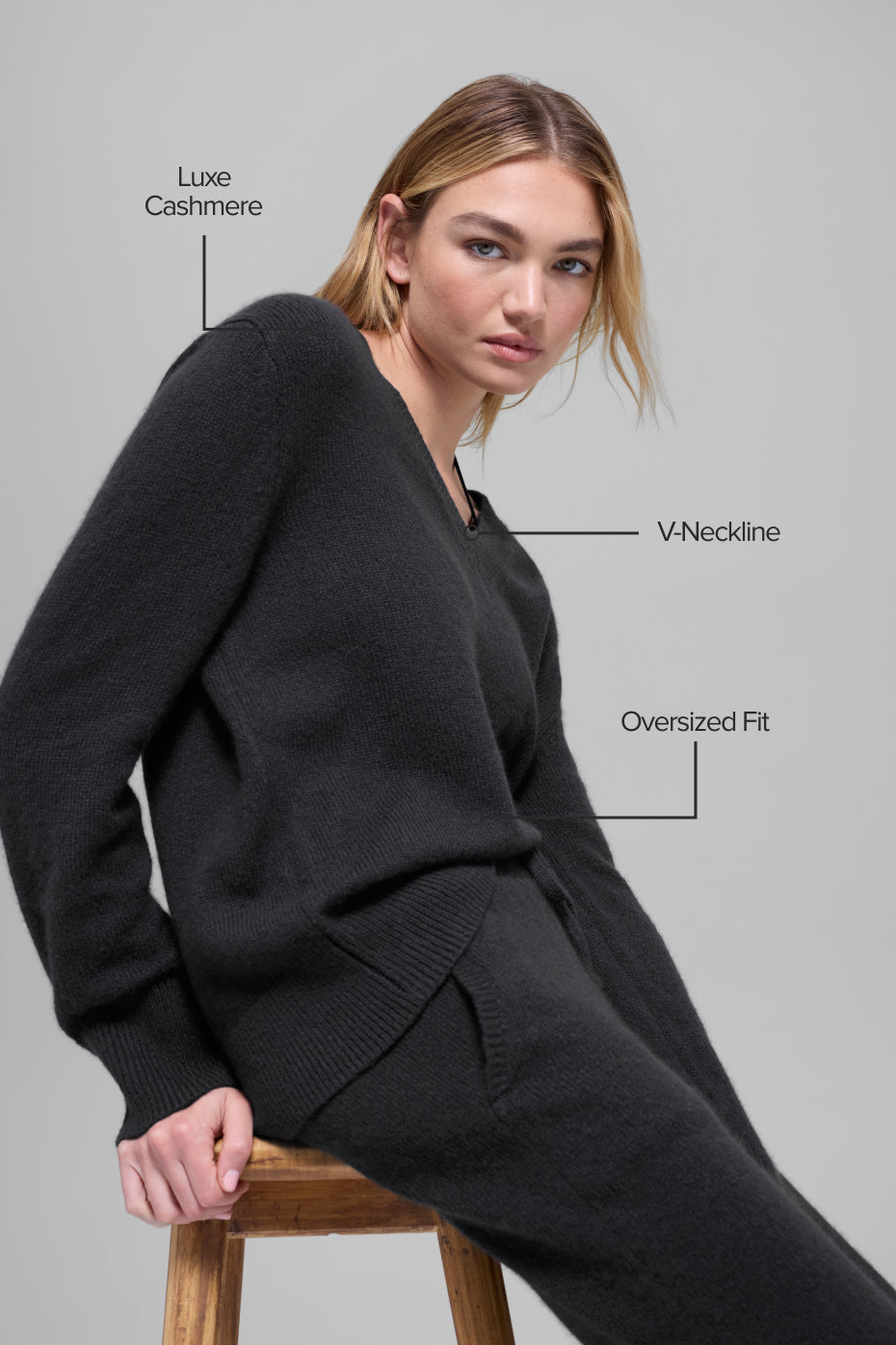 Alo Yoga Wool Cashmere New Class Oversized V-Neck Sweater - Black - imagen 2