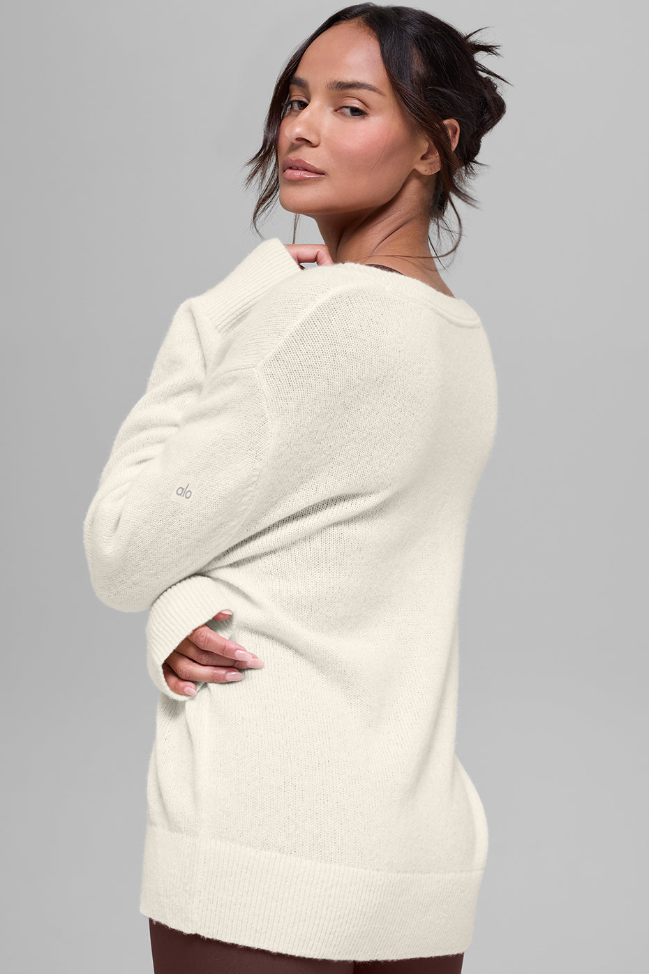 Alo Yoga Wool Cashmere New Class Oversized V-Neck Sweater - Ivory - imagen 3