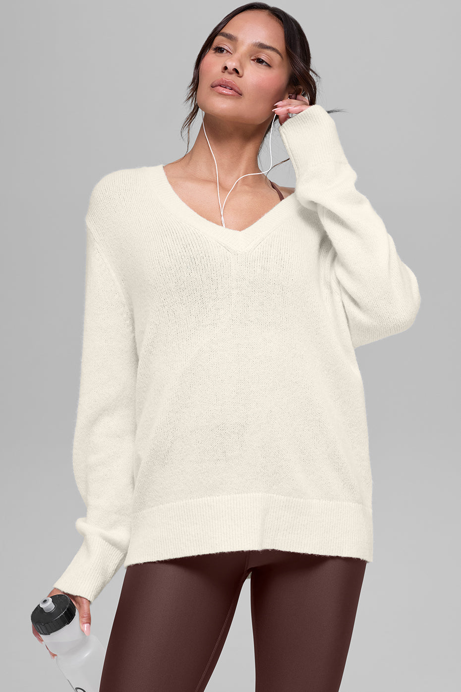 Alo Yoga Wool Cashmere New Class Oversized V-Neck Sweater - Ivory - imagen 4
