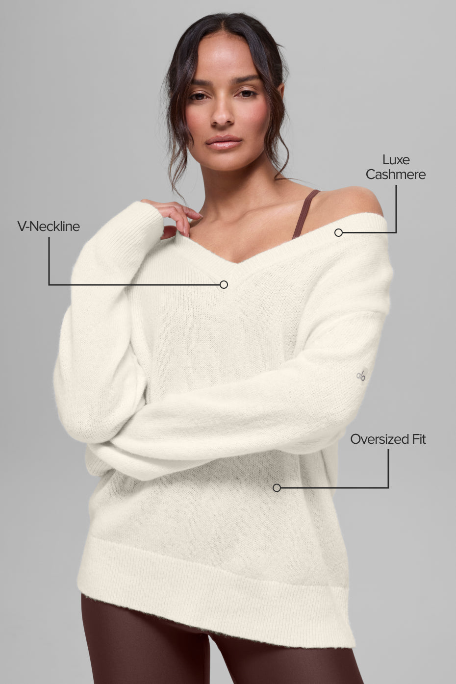 Alo Yoga Wool Cashmere New Class Oversized V-Neck Sweater - Ivory - imagen 2