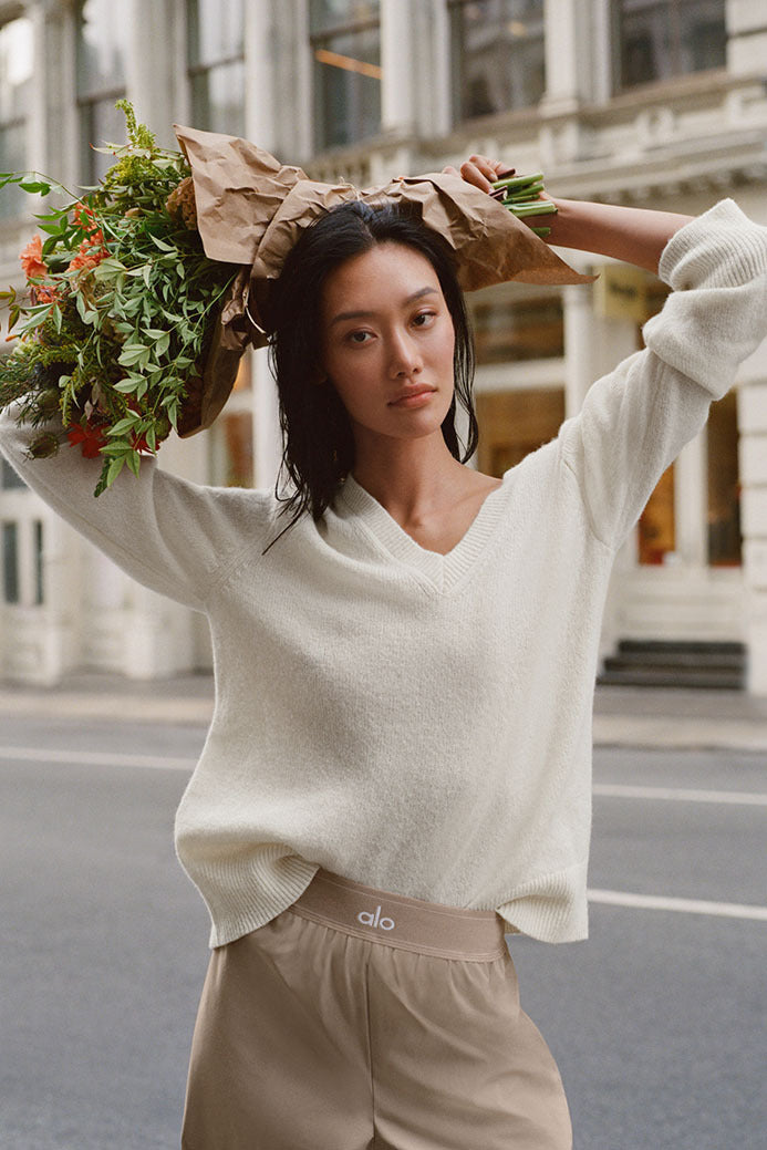 Alo Yoga Wool Cashmere New Class Oversized V-Neck Sweater - Ivory - imagen 1