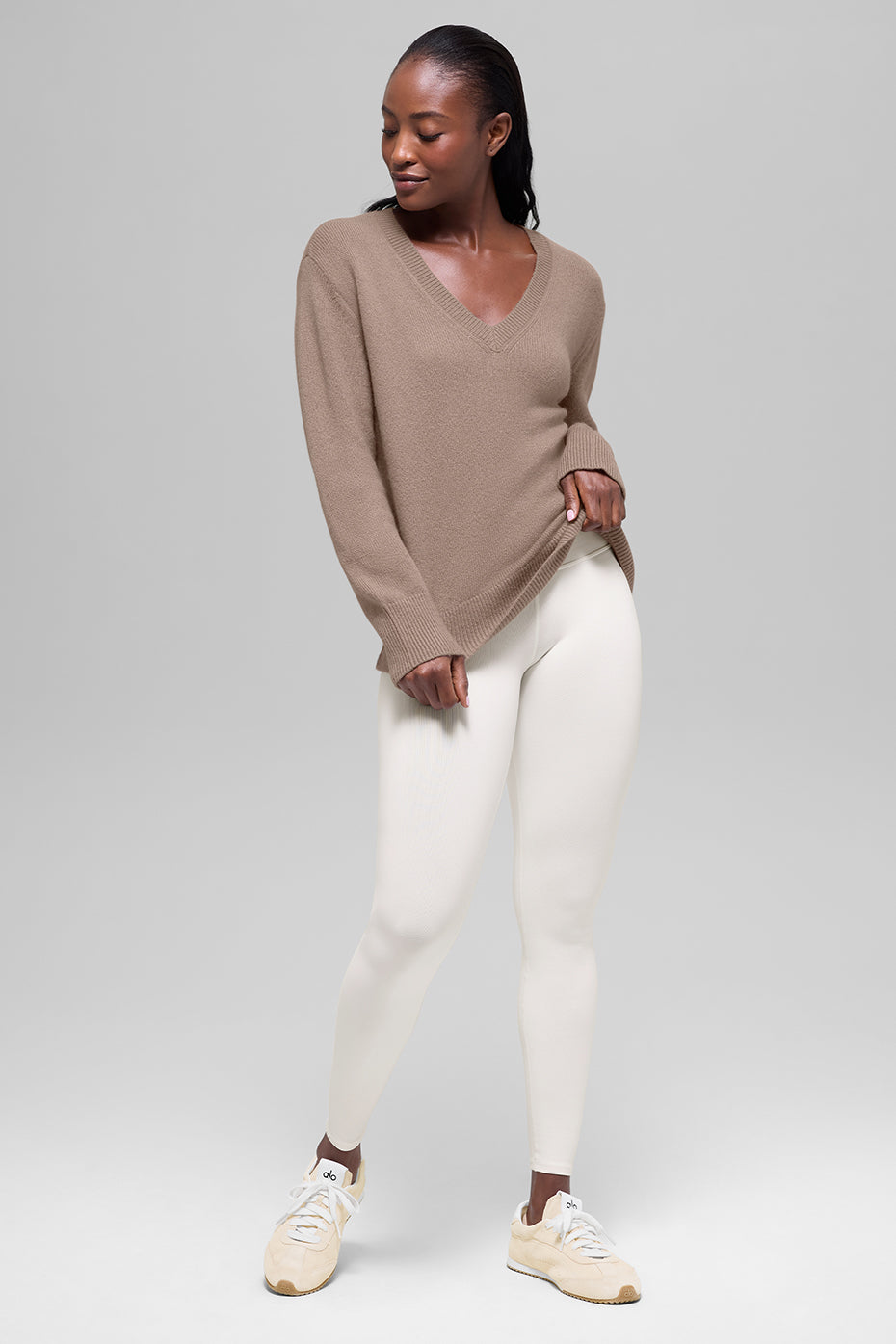 Alo Yoga Wool Cashmere New Class Oversized V-Neck Sweater - Chai Latte - imagen 4
