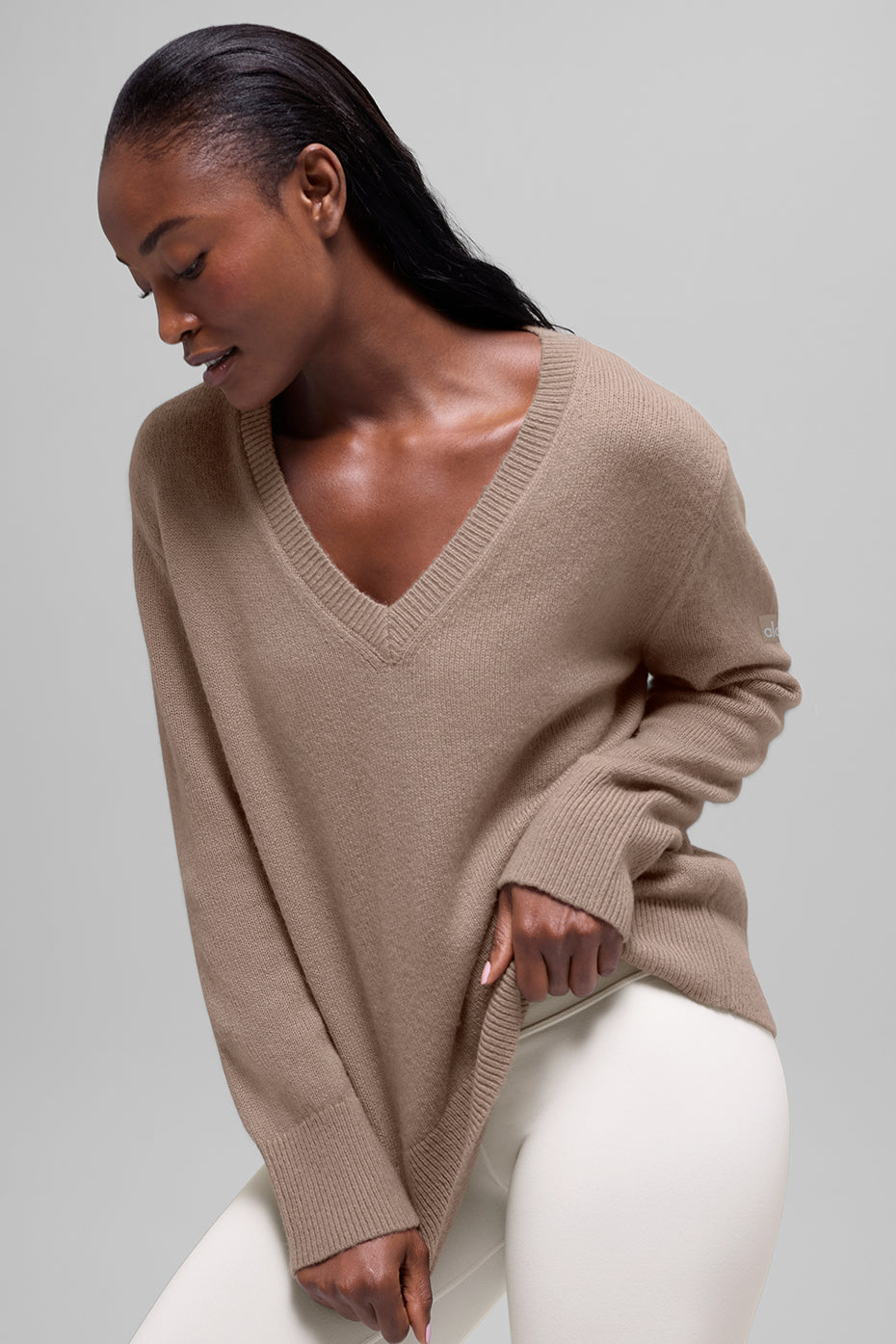Alo Yoga Wool Cashmere New Class Oversized V-Neck Sweater - Chai Latte - imagen 1