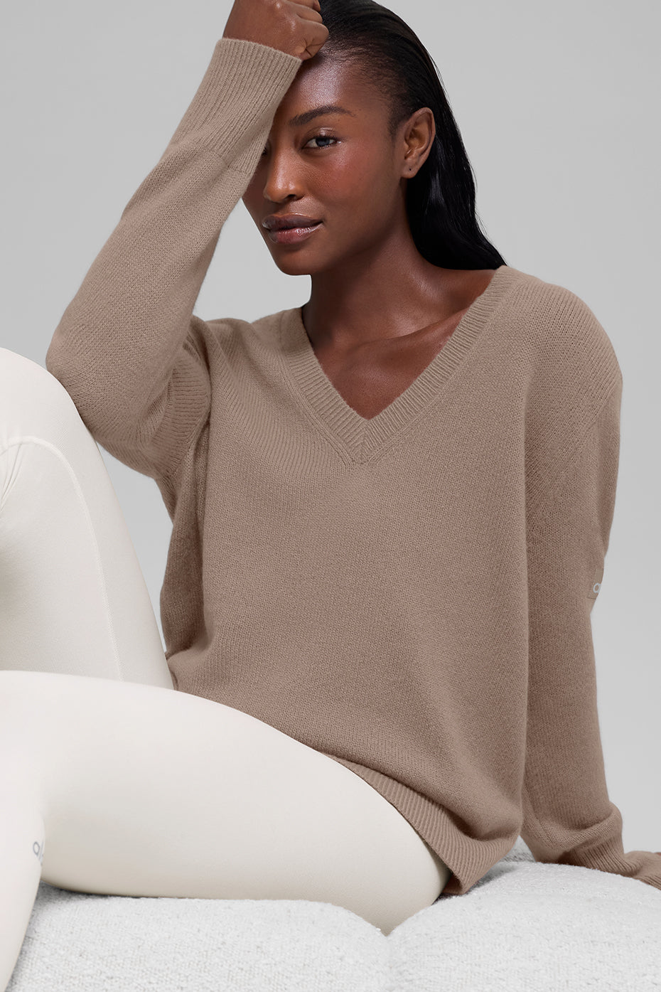 Alo Yoga Wool Cashmere New Class Oversized V-Neck Sweater - Chai Latte - imagen 3
