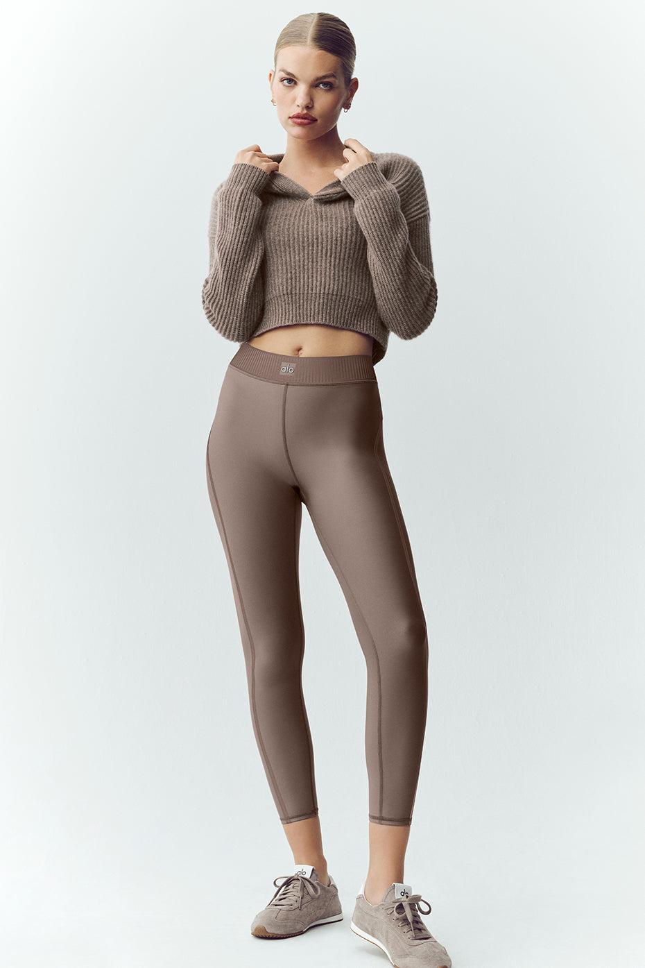 Alo Yoga Cashmere Northstar Polo - Alpine Cocoa Heather - imagen 5