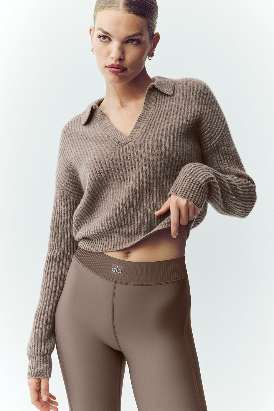 Alo Yoga Cashmere Northstar Polo - Alpine Cocoa Heather - imagen 1