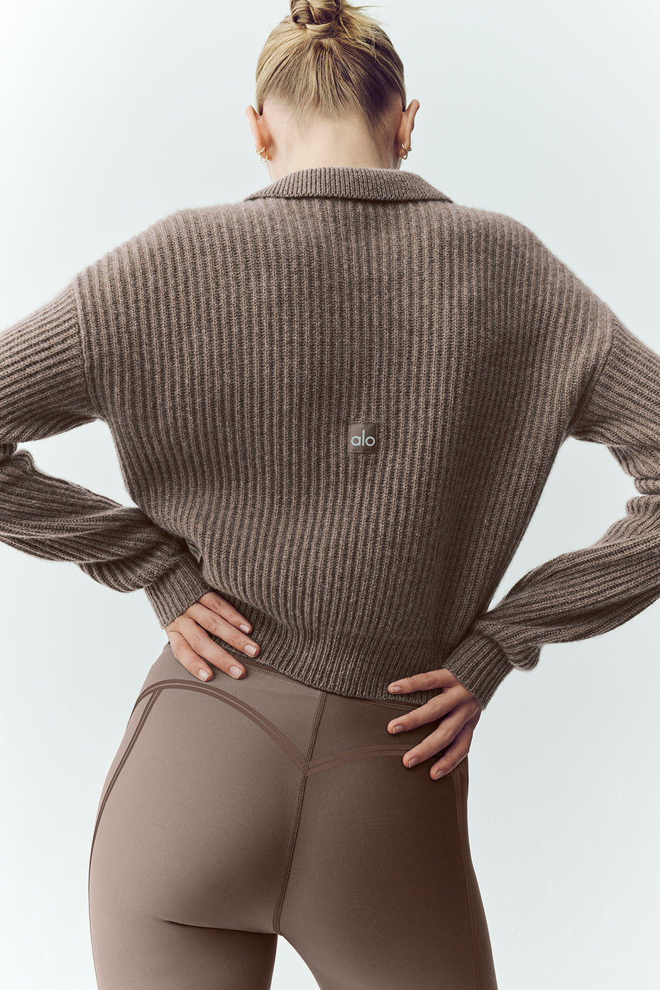 Alo Yoga Cashmere Northstar Polo - Alpine Cocoa Heather - imagen 2