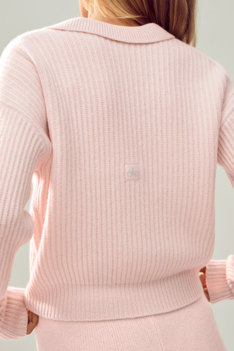 Alo Yoga Cashmere Northstar Polo - Frosted Pink - imagen 2
