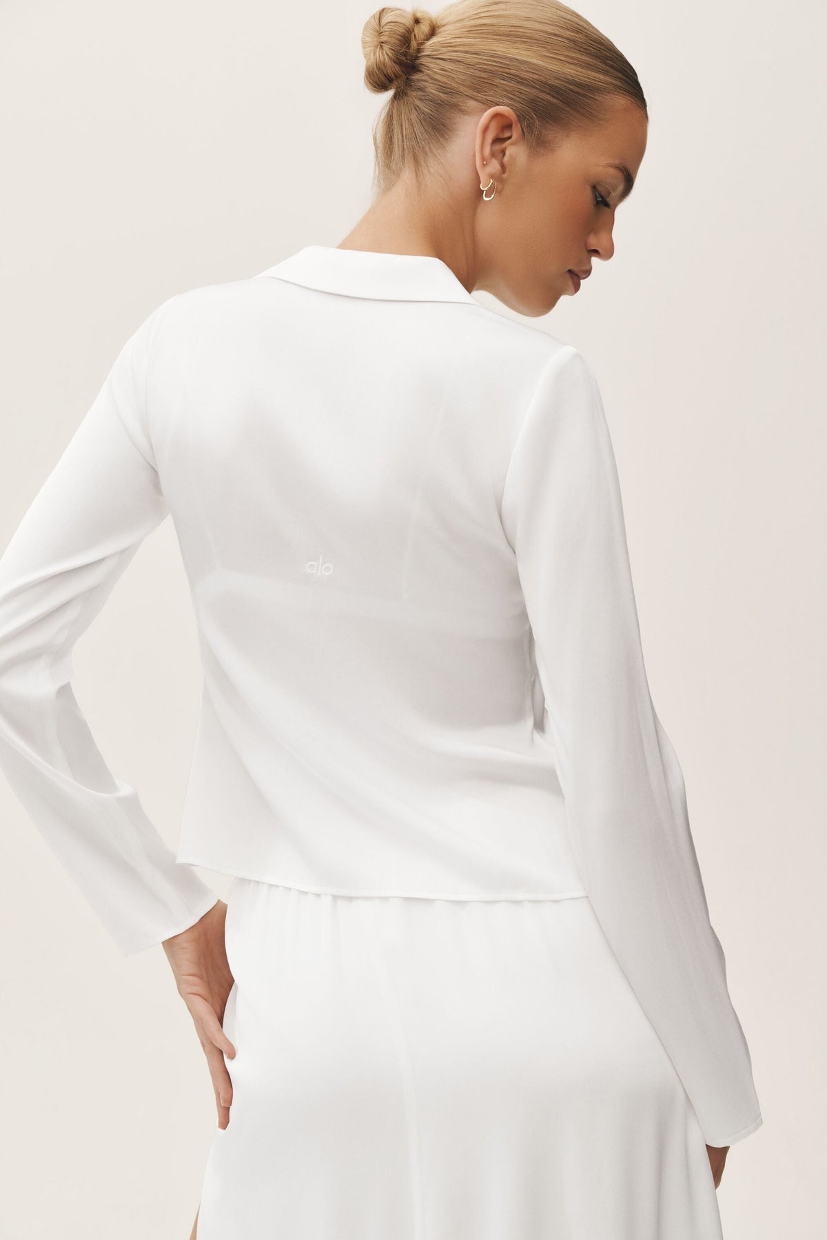 Alo Yoga Silk Blend Radiance Long Sleeve Top - White - imagen 2