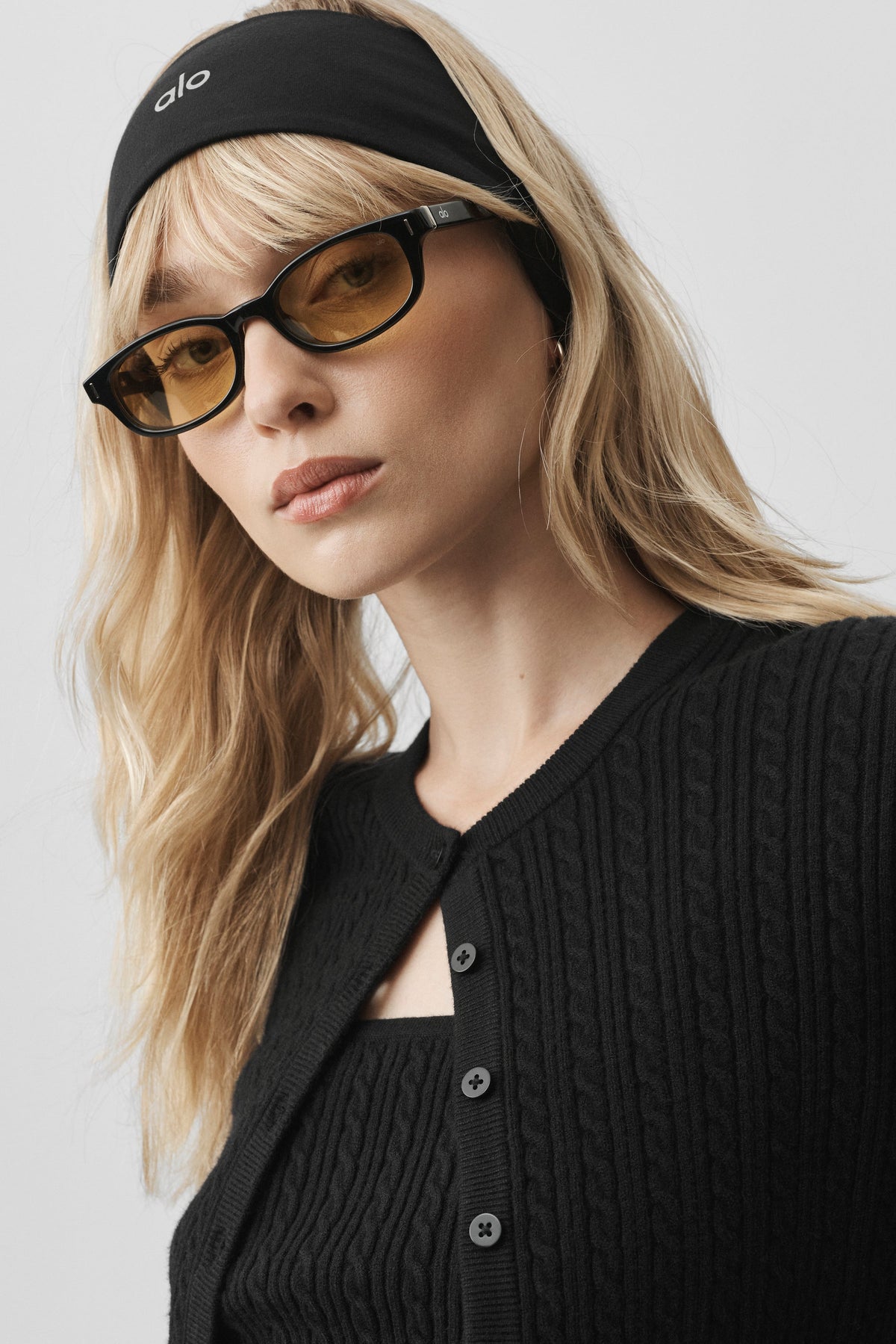 Alo Yoga Mini Cable Sweater Cardigan - Black - imagen 3