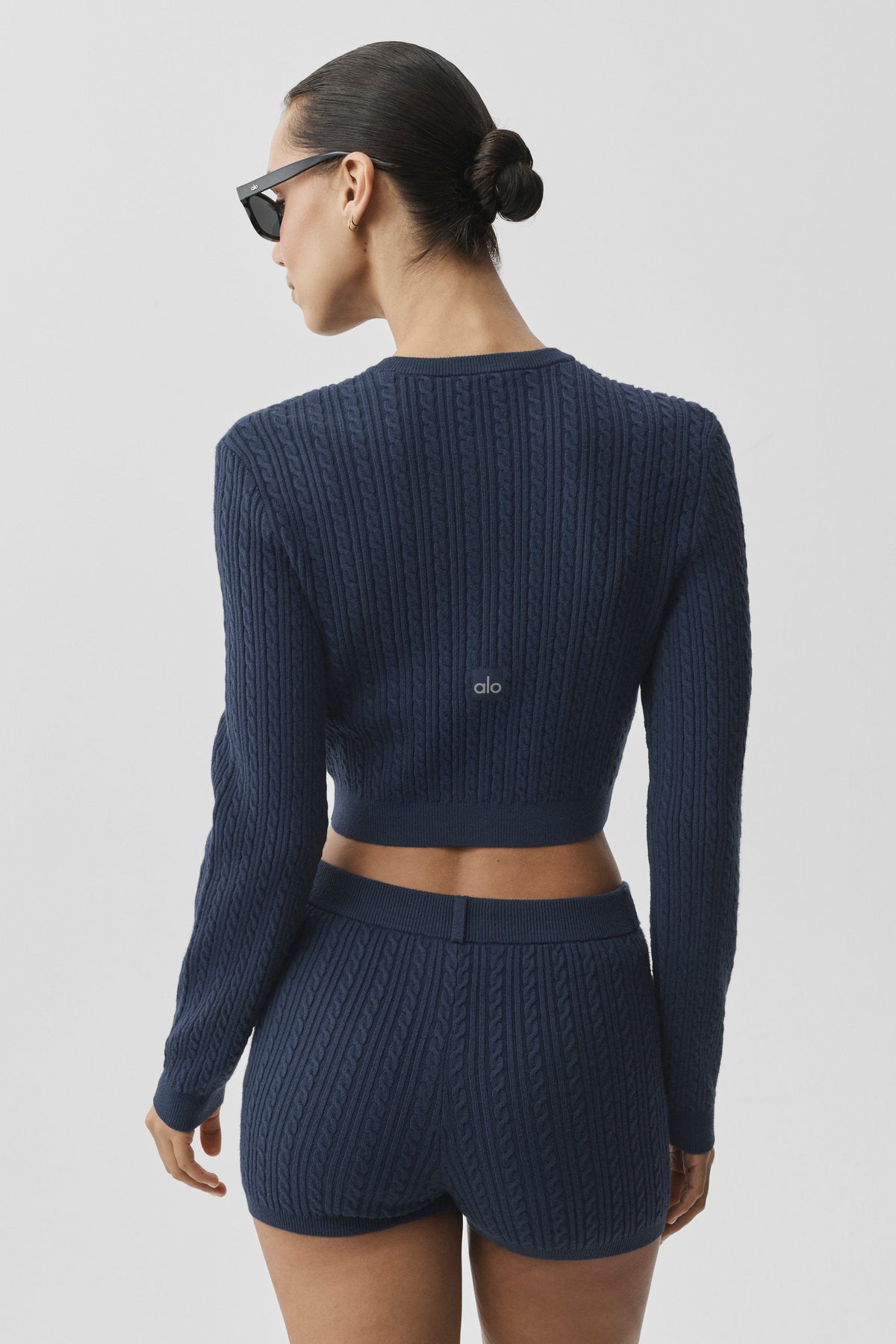 Alo Yoga Mini Cable Sweater Cardigan - Navy - imagen 2