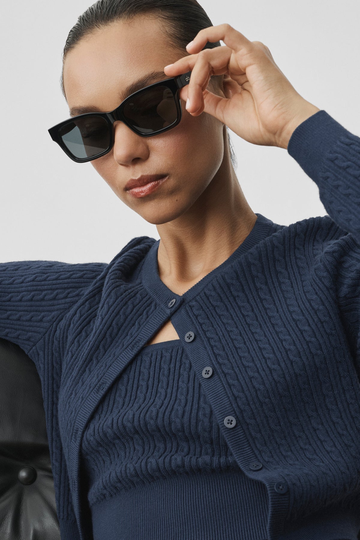Alo Yoga Mini Cable Sweater Cardigan - Navy - imagen 4