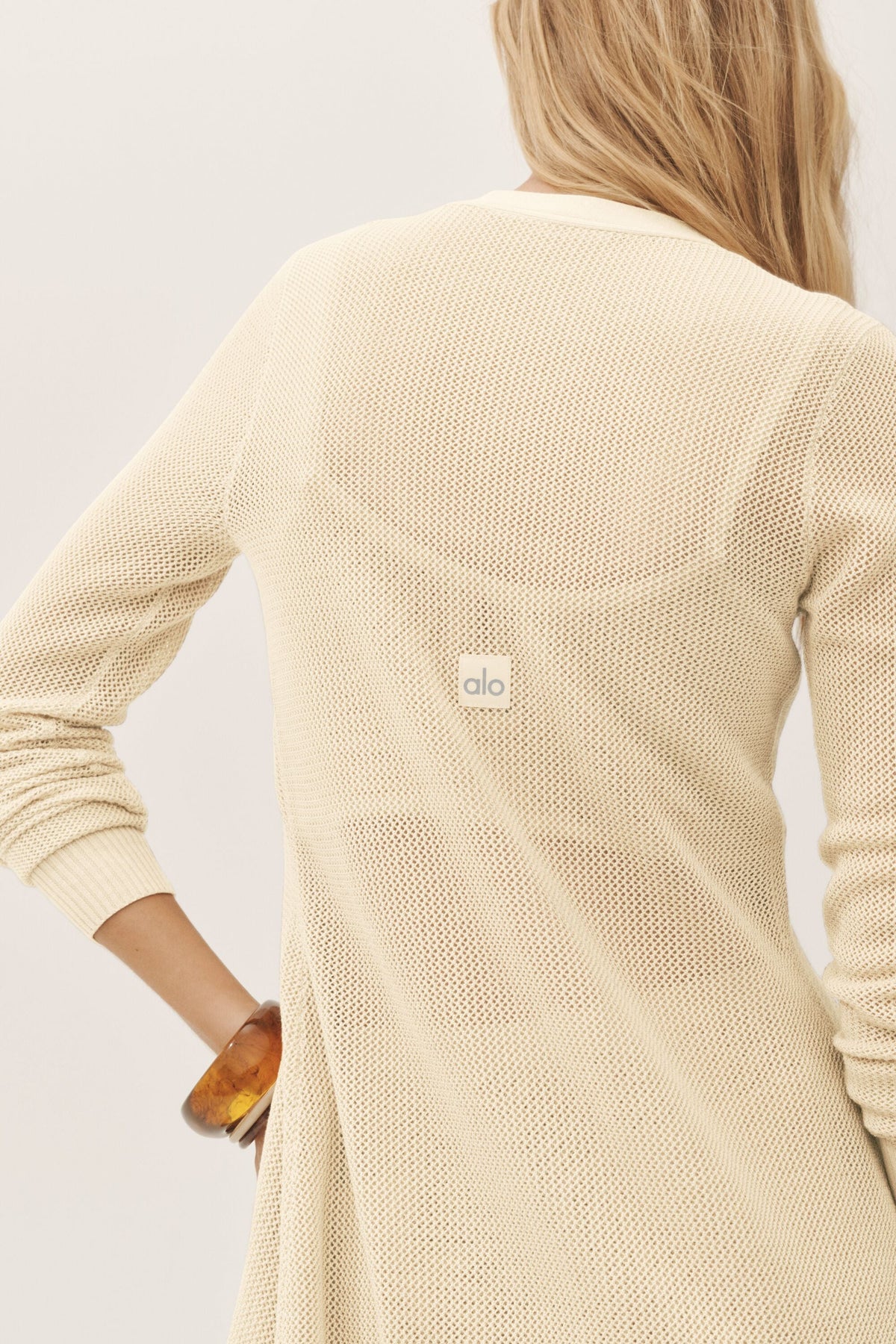 Alo Yoga Silk Cashmere Heatwave Long Cardigan - Sandy Beige - imagen 3