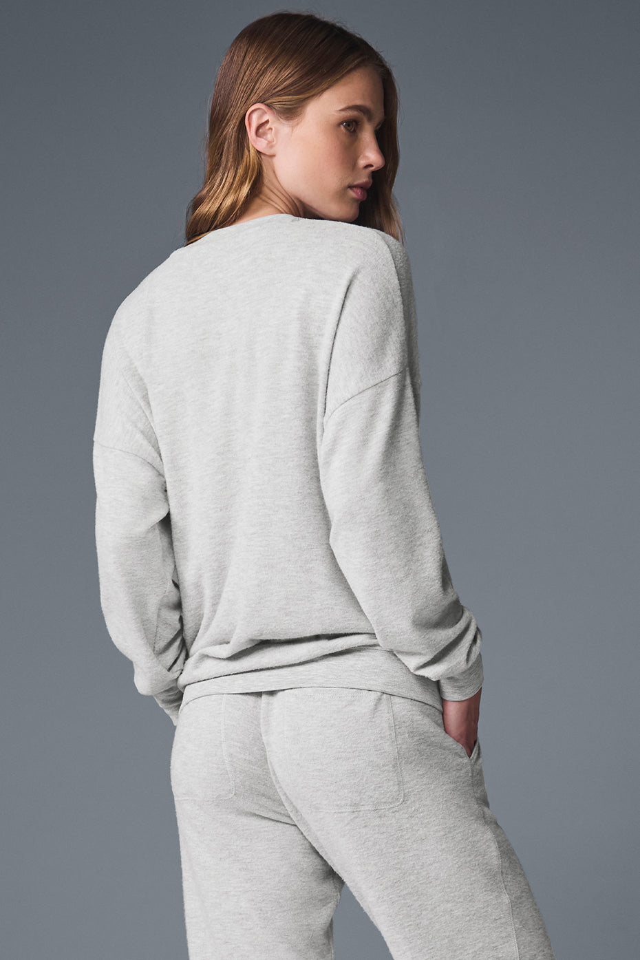 Alo Yoga Soho Pullover - Athletic Heather Grey - imagen 2