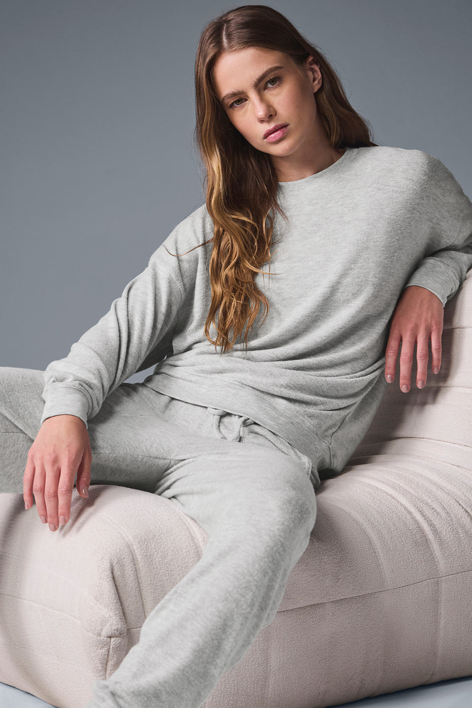 Alo Yoga Soho Pullover - Athletic Heather Grey - imagen 4