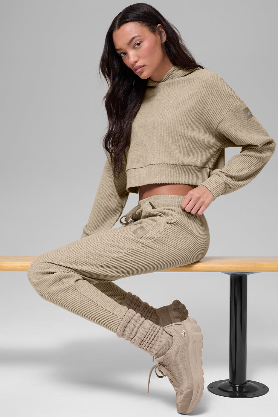 Alo Yoga Muse Hoodie - Gravel Heather - imagen 4