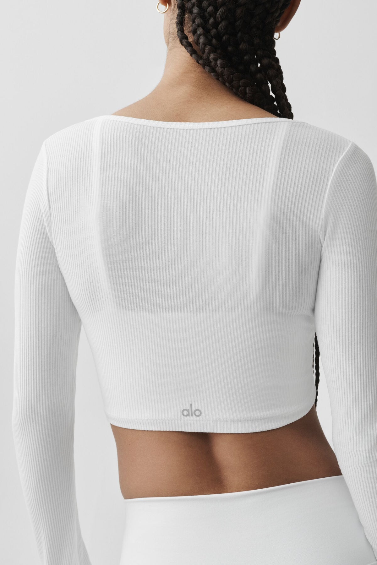 Alo Yoga Ribbed Cropped Whisper Cardigan - White - imagen 4