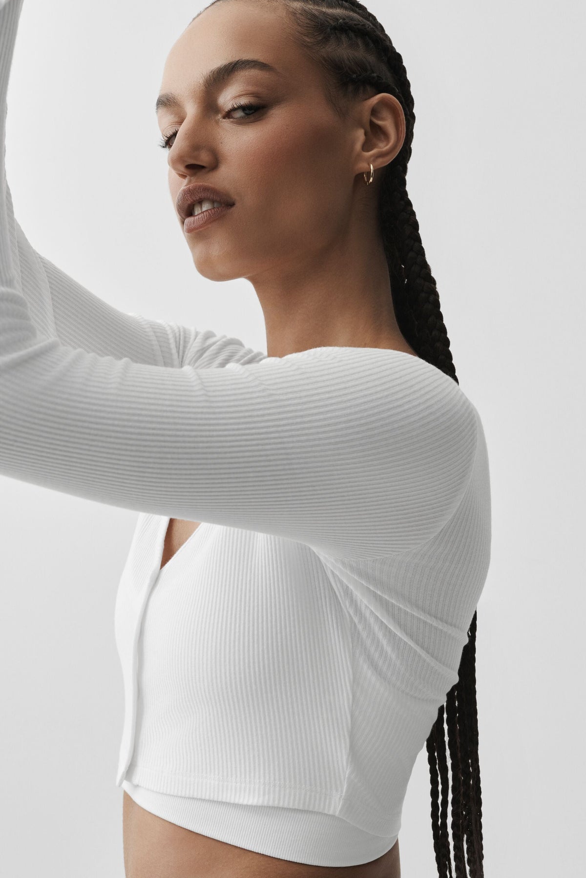 Alo Yoga Ribbed Cropped Whisper Cardigan - White - imagen 3