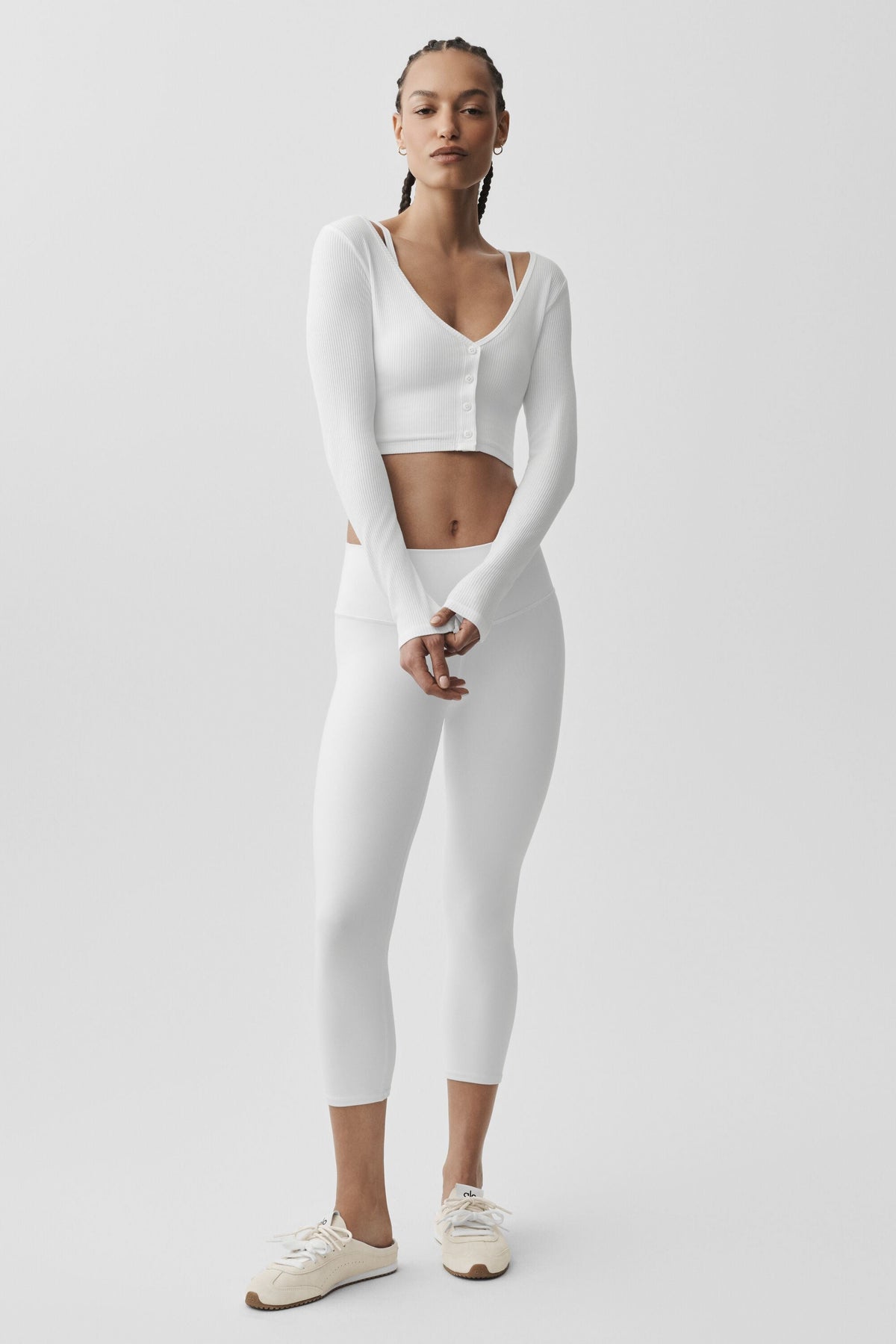 Alo Yoga Ribbed Cropped Whisper Cardigan - White - imagen 5