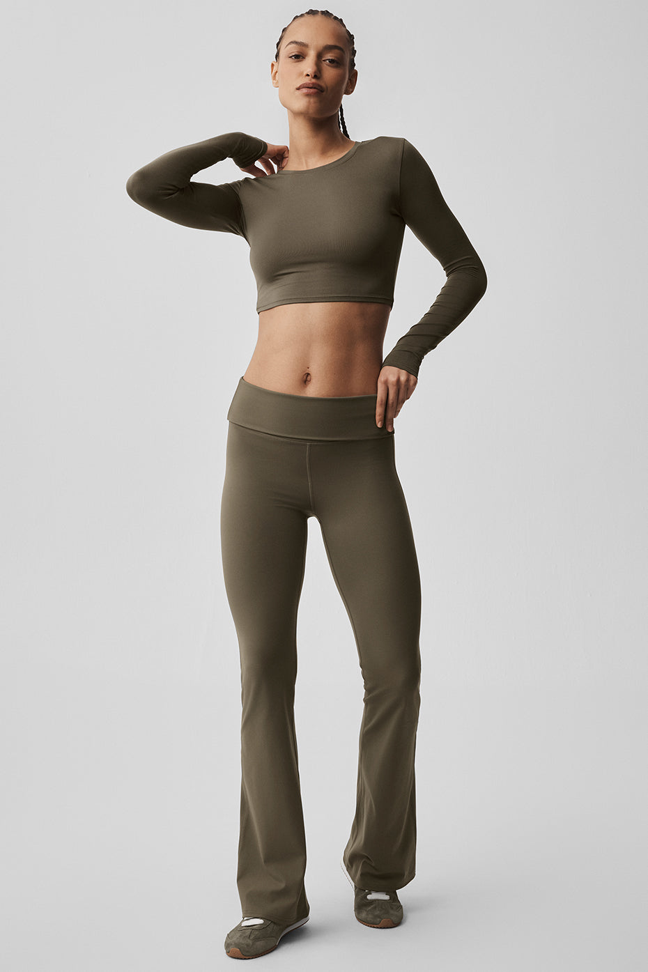 Alo Yoga Alosoft Crop Finesse Long Sleeve - Olive Tree - imagen 5