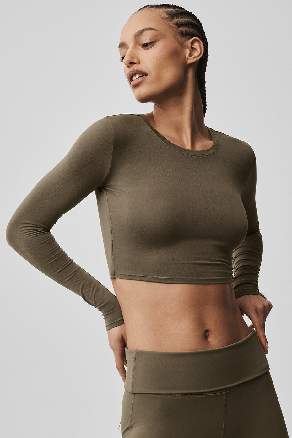 Alo Yoga Alosoft Crop Finesse Long Sleeve - Olive Tree - imagen 3