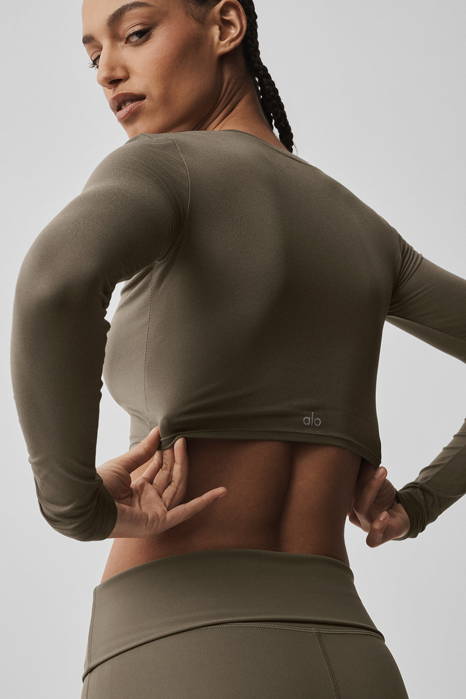 Alo Yoga Alosoft Crop Finesse Long Sleeve - Olive Tree - imagen 2