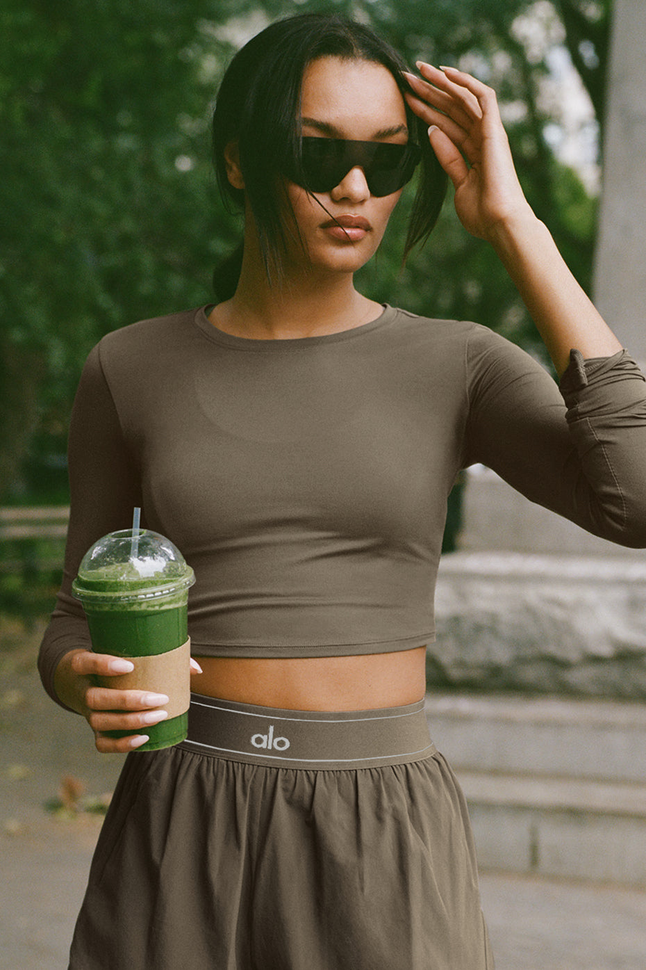 Alo Yoga Alosoft Crop Finesse Long Sleeve - Olive Tree - imagen 1