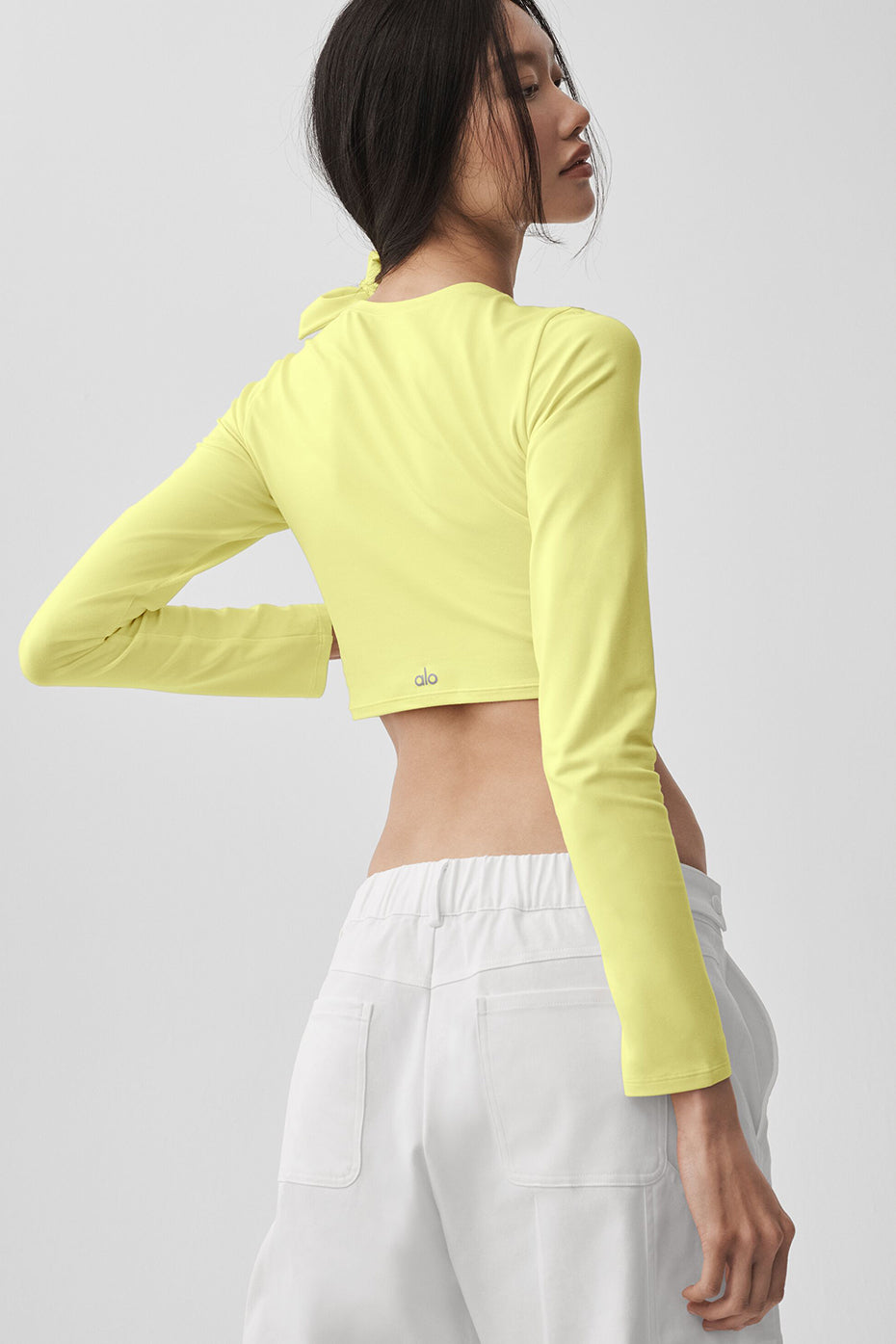 Alo Yoga Alosoft Crop Finesse Long Sleeve - Sunshine - imagen 2