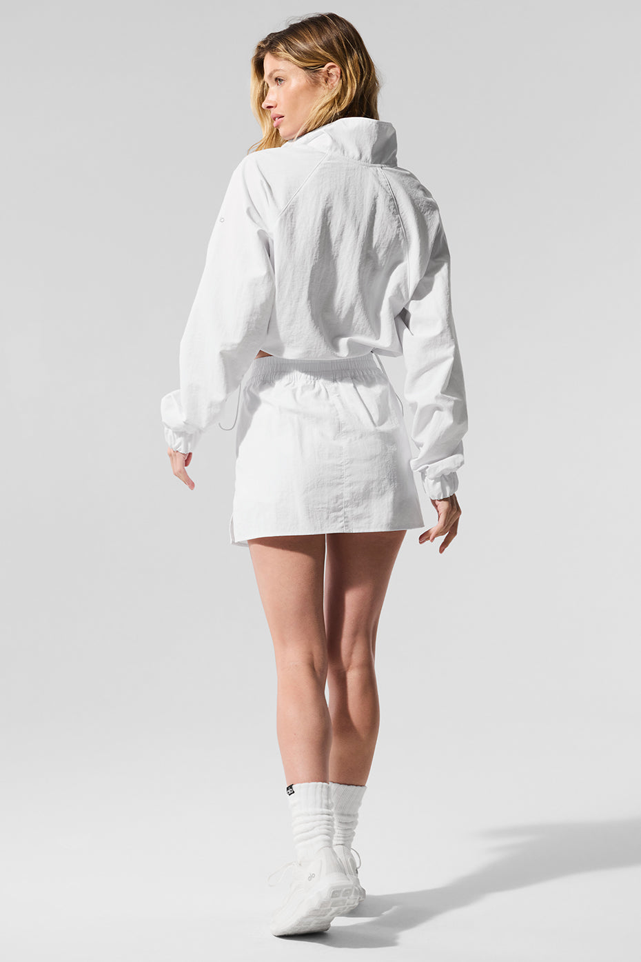 Alo Yoga Cropped 1/4 Zip Alumni Pullover - White - imagen 4