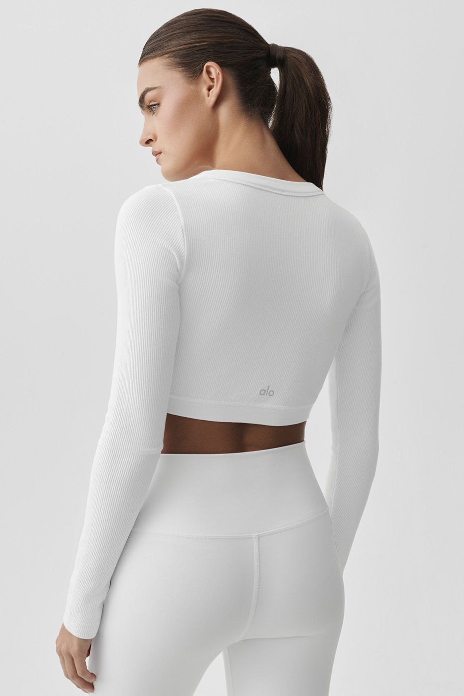 Alo Yoga Seamless Ribbed Cropped Serene Long Sleeve - White - imagen 2