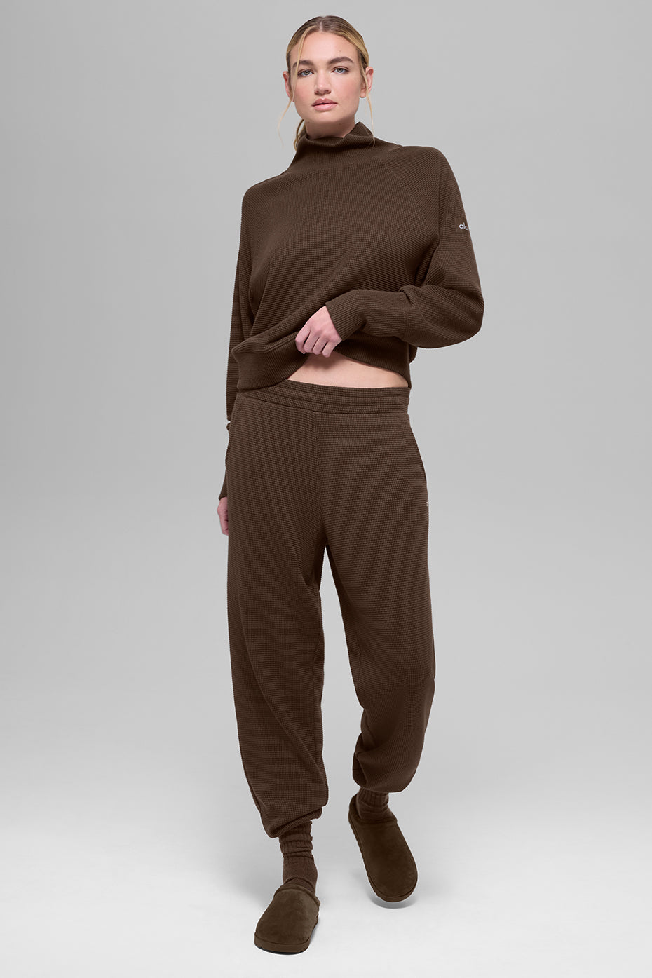 Alo Yoga Waffle Weekend Escape Mock Neck Long Sleeve - Espresso - imagen 6