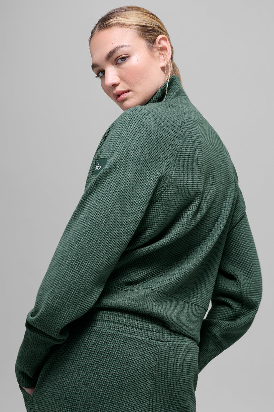 Alo Yoga Waffle Weekend Escape Mock Neck Long Sleeve - Clover Green - imagen 3