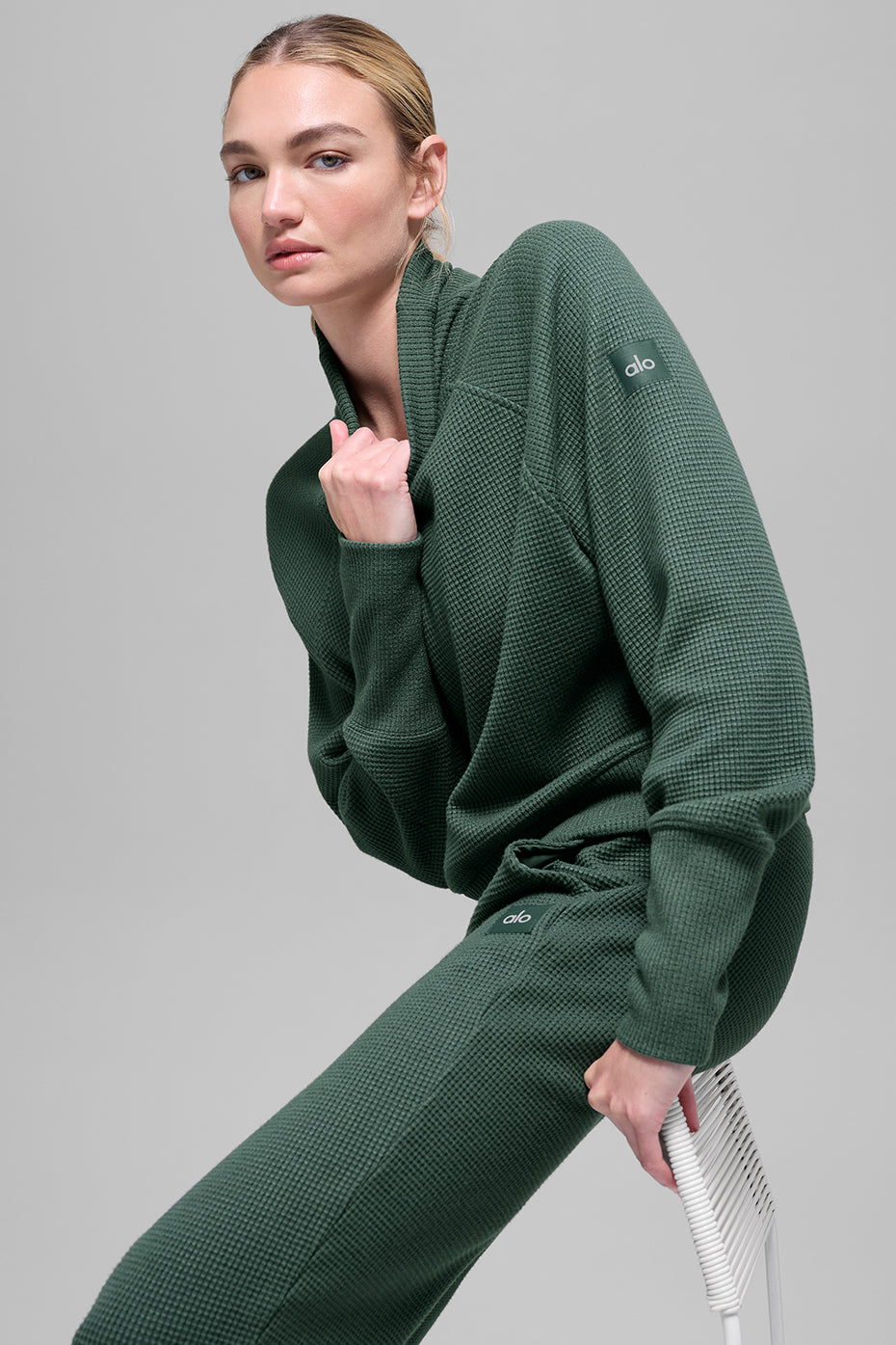Alo Yoga Waffle Weekend Escape Mock Neck Long Sleeve - Clover Green - imagen 5