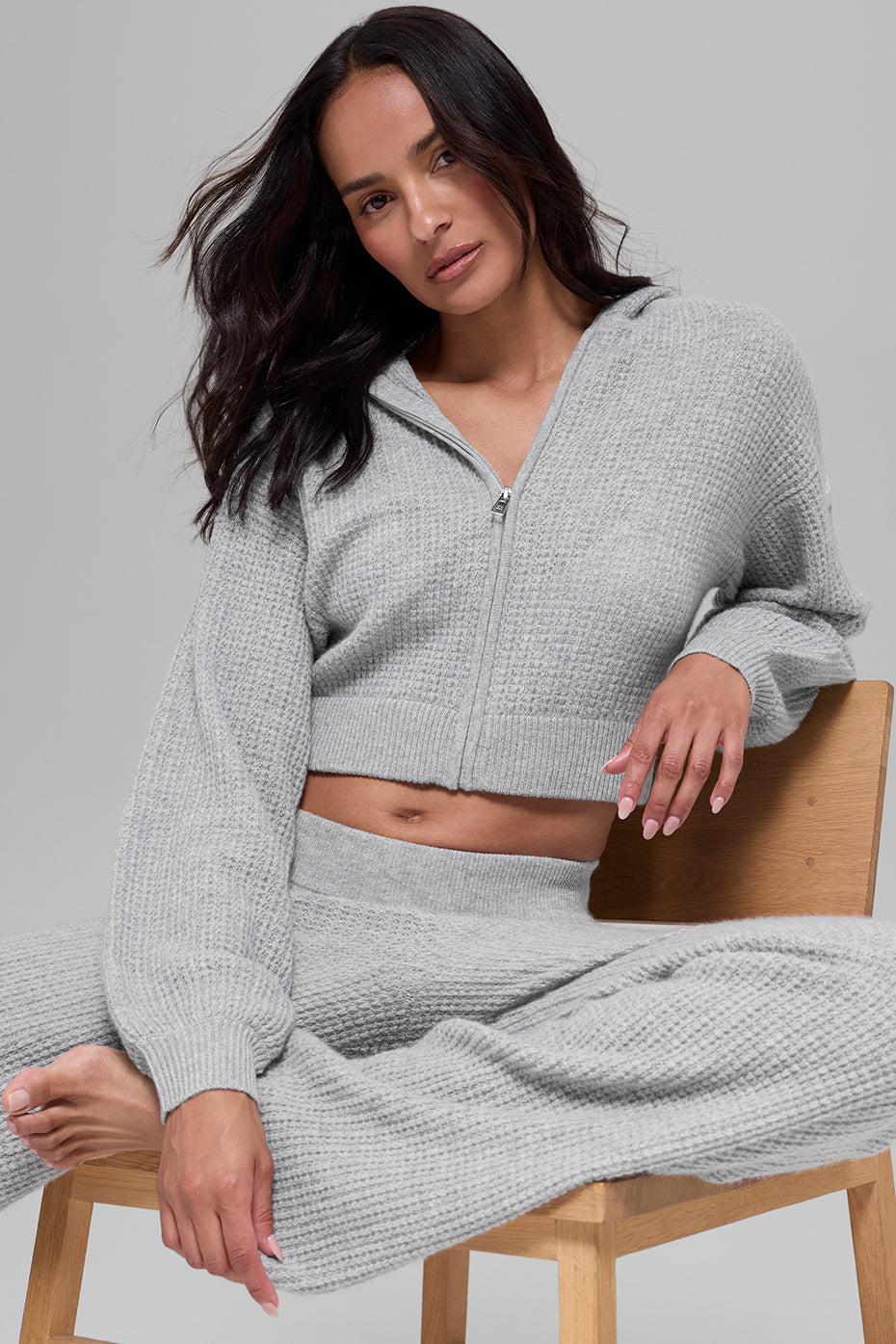 Alo Yoga Cashmere Plush Waffle Full Zip Hoodie - Athletic Heather Grey - imagen 3