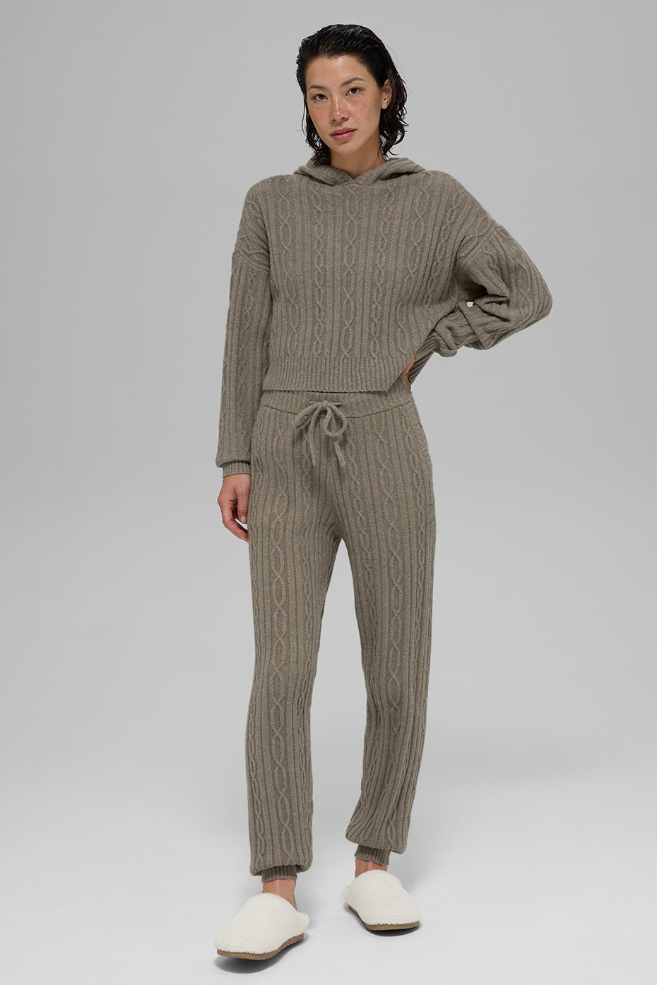 Alo Yoga Cable Knit Winter Bliss Hoodie - Light Cocoa - imagen 6