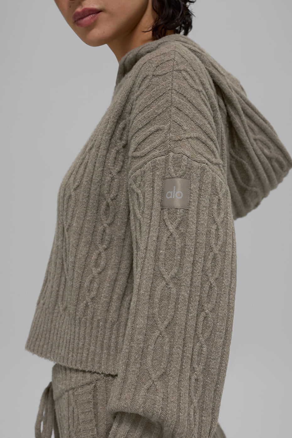 Alo Yoga Cable Knit Winter Bliss Hoodie - Light Cocoa - imagen 4