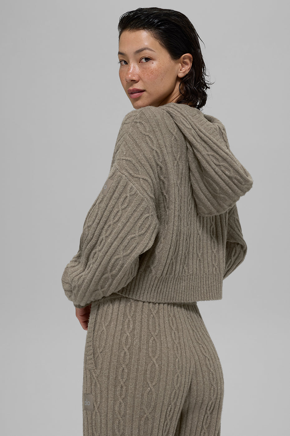 Alo Yoga Cable Knit Winter Bliss Hoodie - Light Cocoa - imagen 3