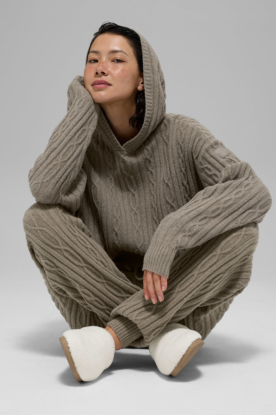 Alo Yoga Cable Knit Winter Bliss Hoodie - Light Cocoa - imagen 5