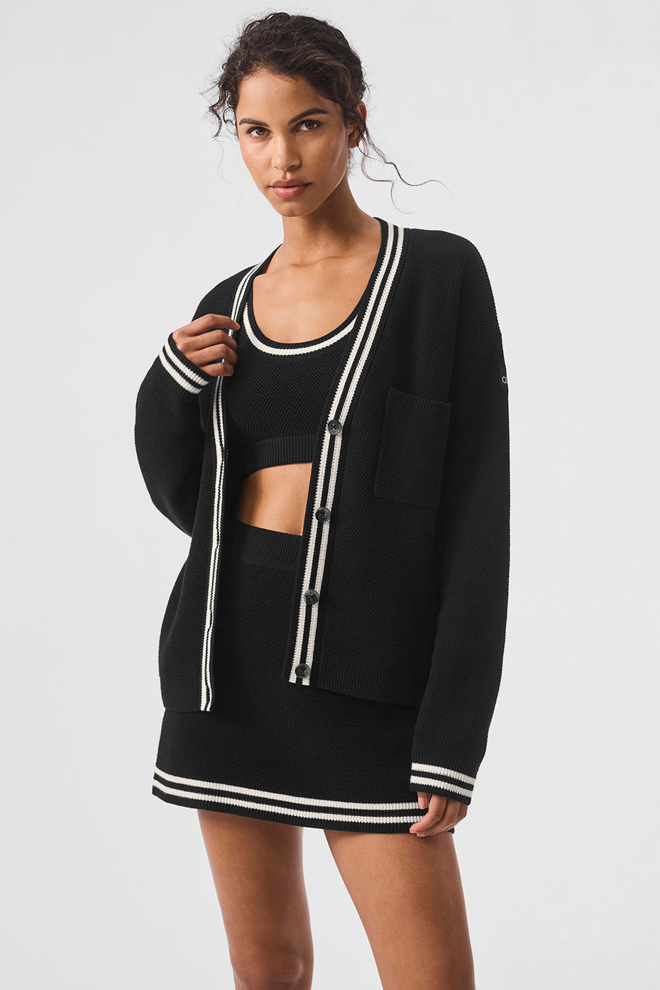 Alo Yoga Tennis Club Sweater Knit Cardigan - Black/Ivory - imagen 3