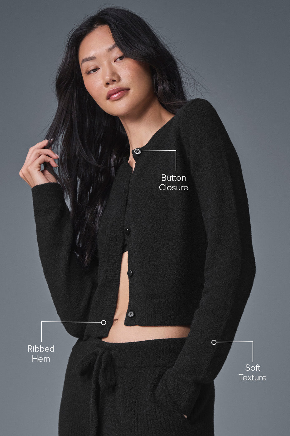 Alo Yoga Snuggle Up Sweater Cropped Cardigan - Black - imagen 2