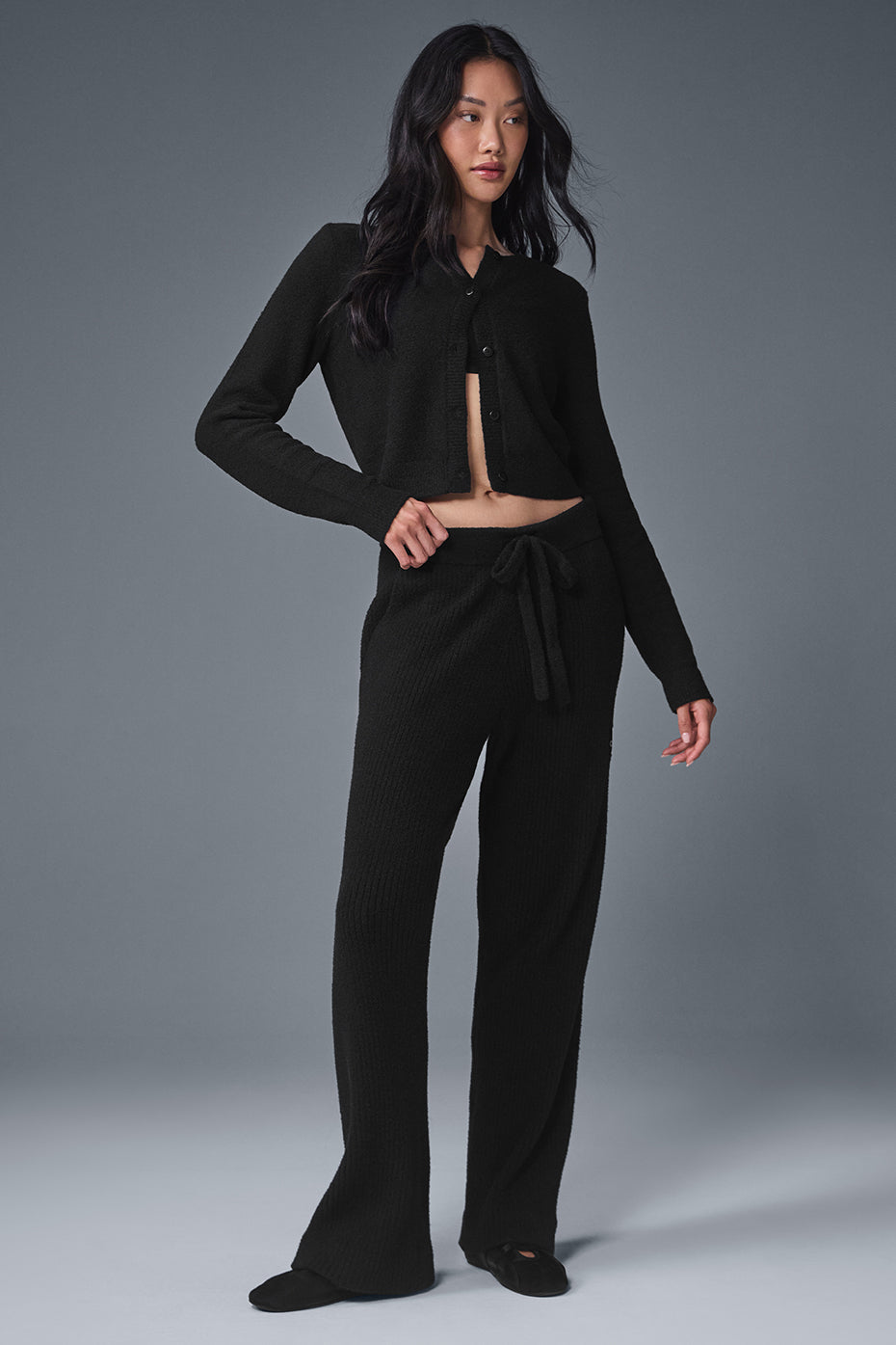 Alo Yoga Snuggle Up Sweater Cropped Cardigan - Black - imagen 4