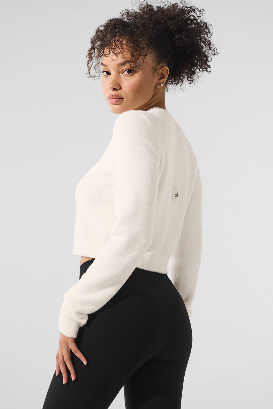 Alo Yoga Snuggle Up Sweater Cropped Cardigan - Ivory - imagen 3