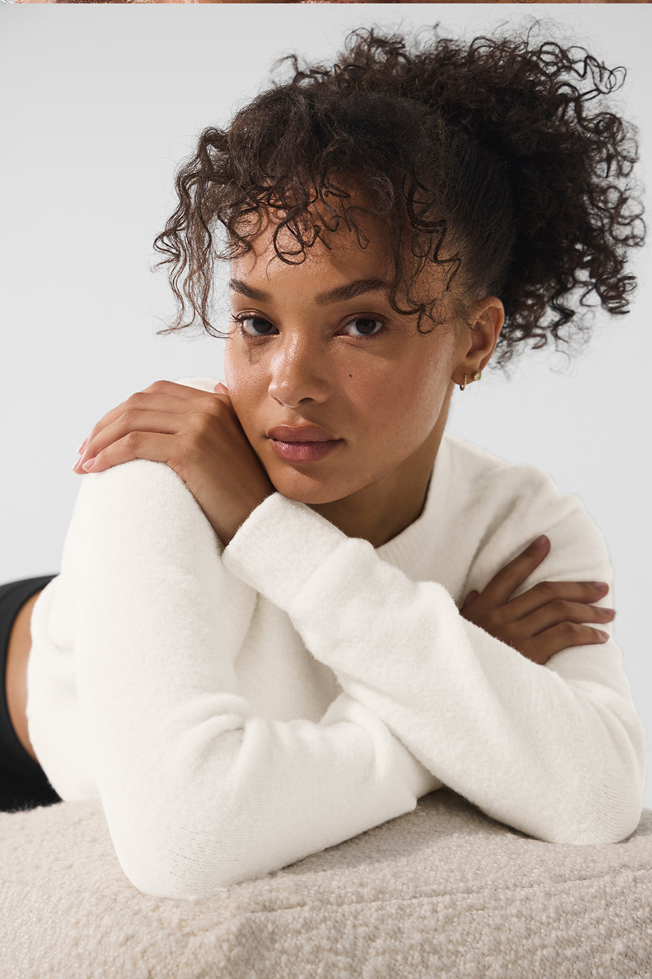 Alo Yoga Snuggle Up Sweater Cropped Cardigan - Ivory - imagen 4