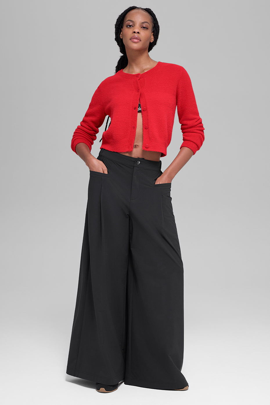 Alo Yoga Snuggle Up Sweater Cropped Cardigan - Bright Red - imagen 4