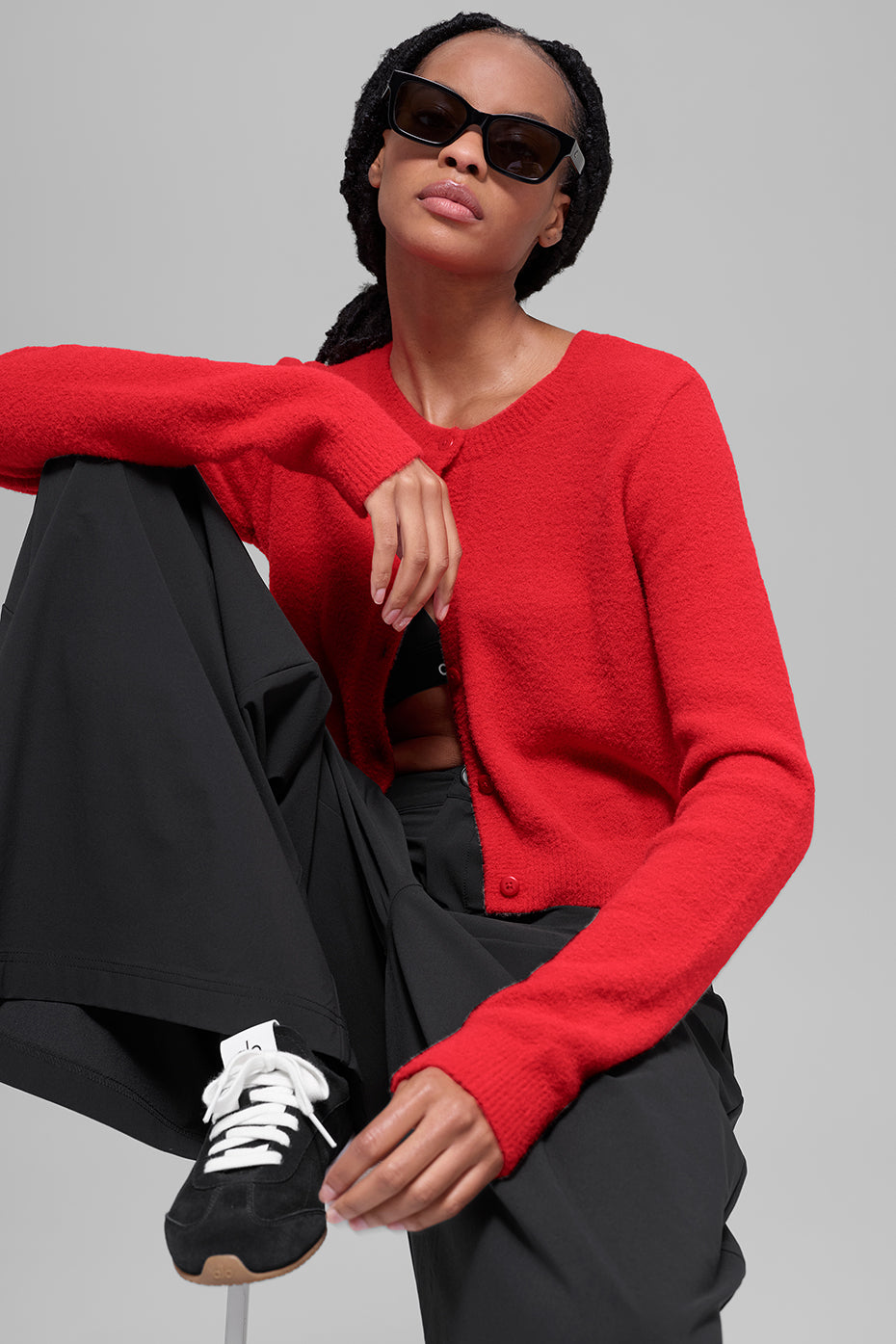 Alo Yoga Snuggle Up Sweater Cropped Cardigan - Bright Red - imagen 3