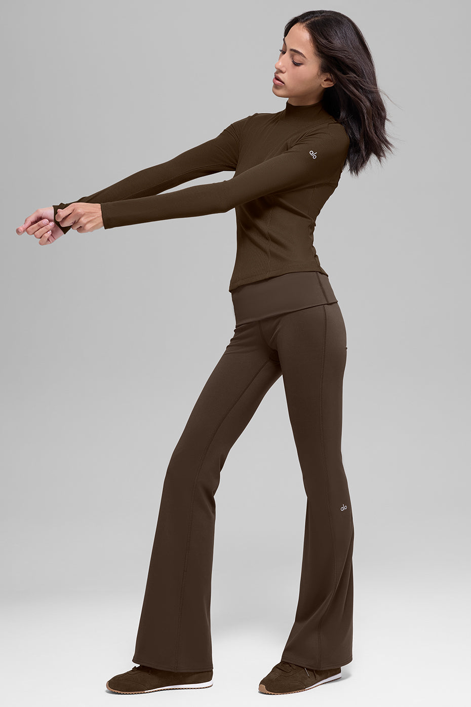 Alo Yoga Ribbed Mesmerize Mock Neck Long Sleeve - Espresso - imagen 4