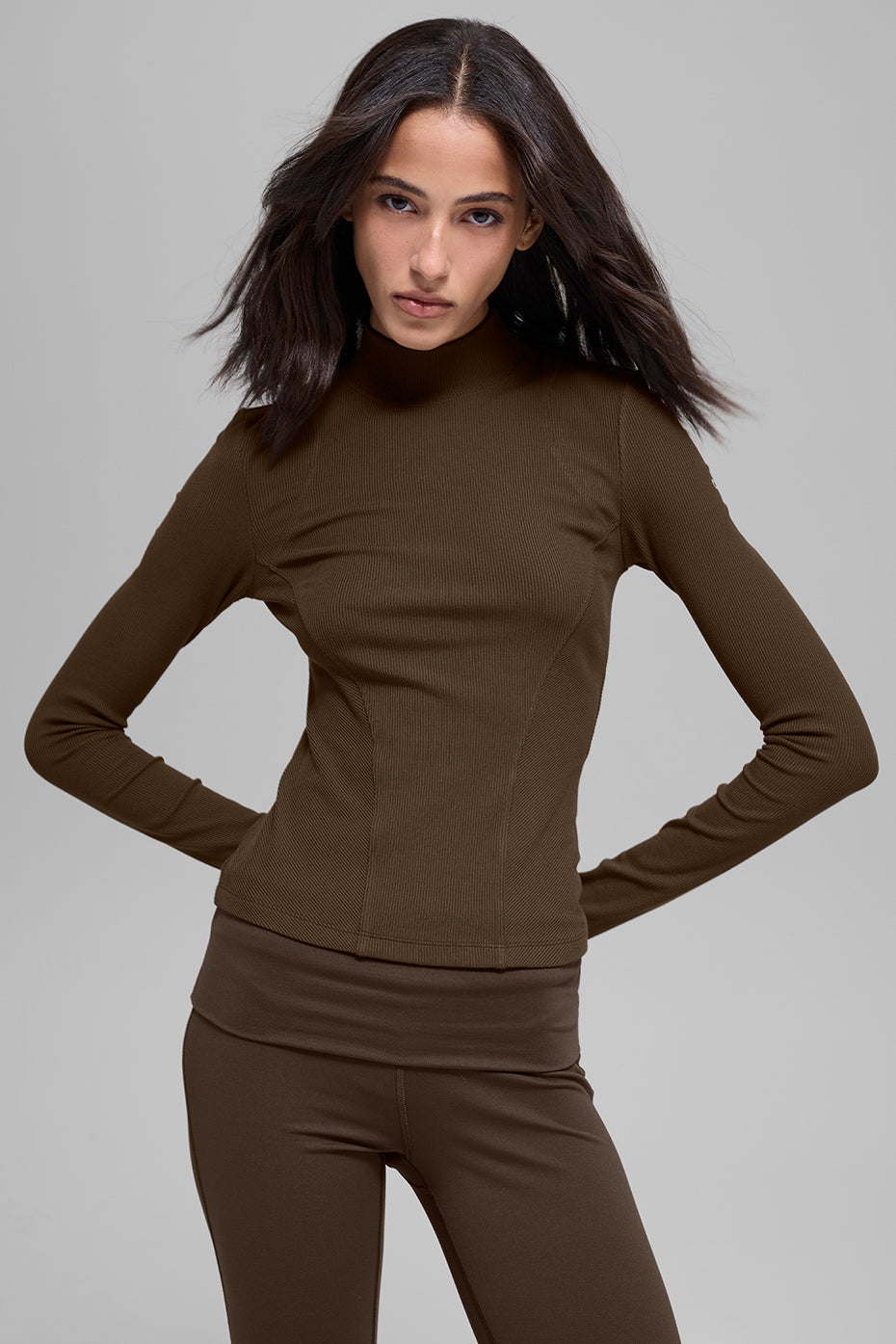 Alo Yoga Ribbed Mesmerize Mock Neck Long Sleeve - Espresso - imagen 1