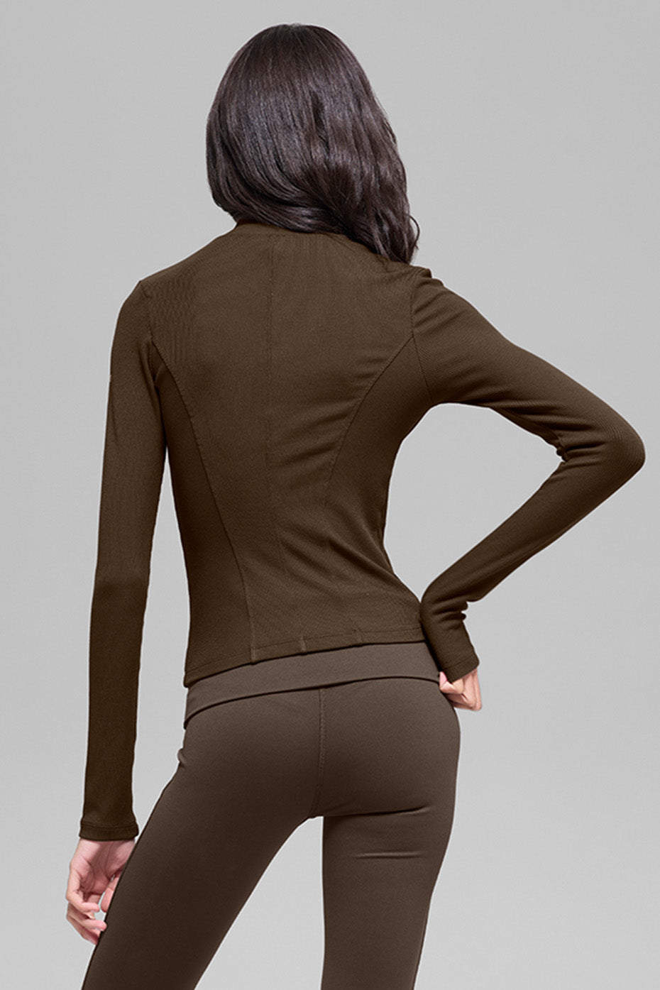 Alo Yoga Ribbed Mesmerize Mock Neck Long Sleeve - Espresso - imagen 3