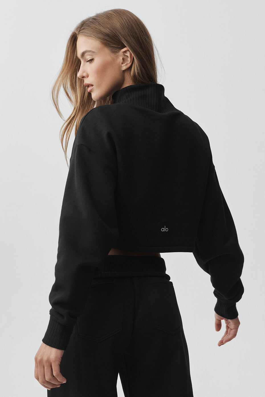 Alo Yoga Cropped Serenity Coverup - Black - imagen 3